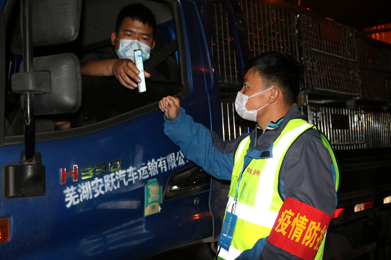 新一轮疫情发生后，安徽路桥迅速行动，组织全体职工和劳务工人进行全员核算检测，筑牢疫情防控第一道防线。此外，还积极投身属地疫情防控，践行国企担当。