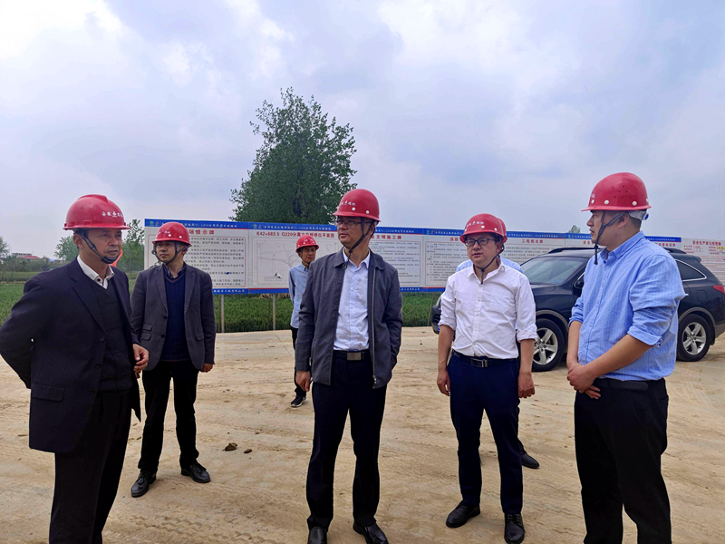 公司党委副书记，工会主席王胜利到合周高速04标指导工作并慰问一线员工2